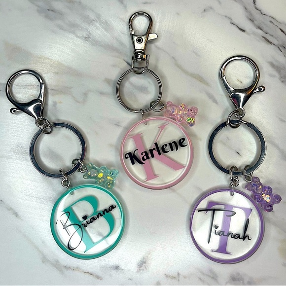Outlined Monogram Custom Handmade Resin Circle Keychain - Picture 1 of 6